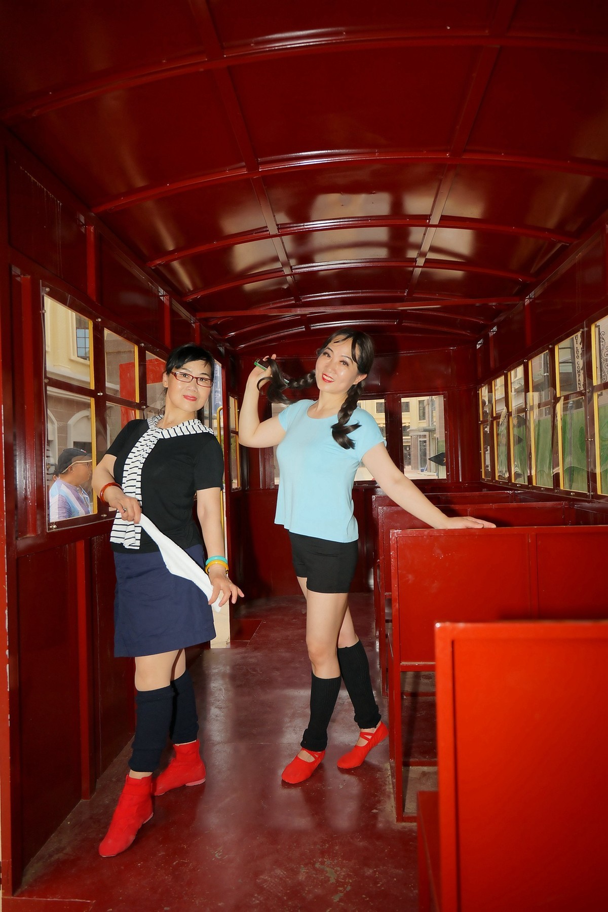 汉口小镇红皮车厢里快乐的MM们！