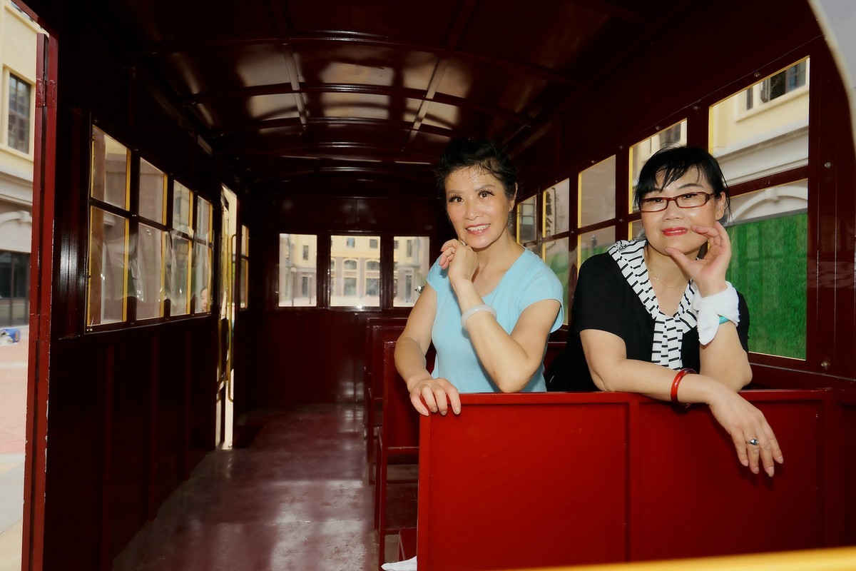 汉口小镇红皮车厢里快乐的MM们！
