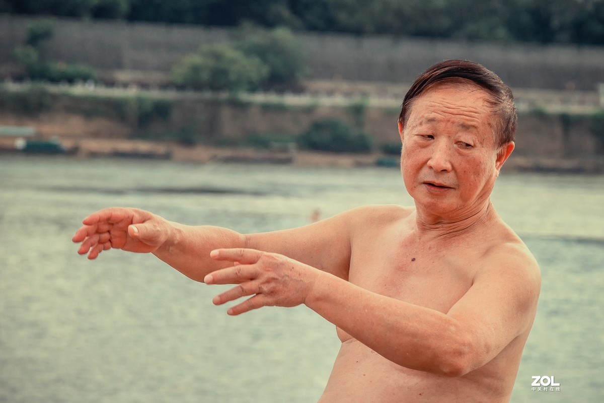 古浮桥游泳降暑的老头们