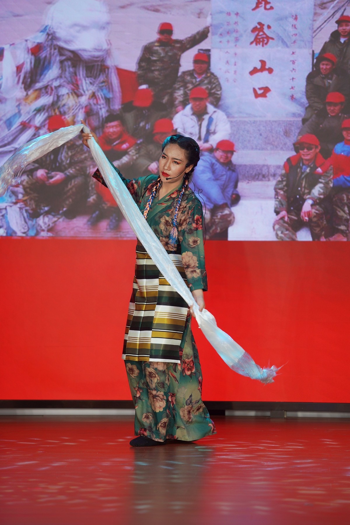 洁白的哈达献给党——一位在内地工作的藏族女孩舞台表演