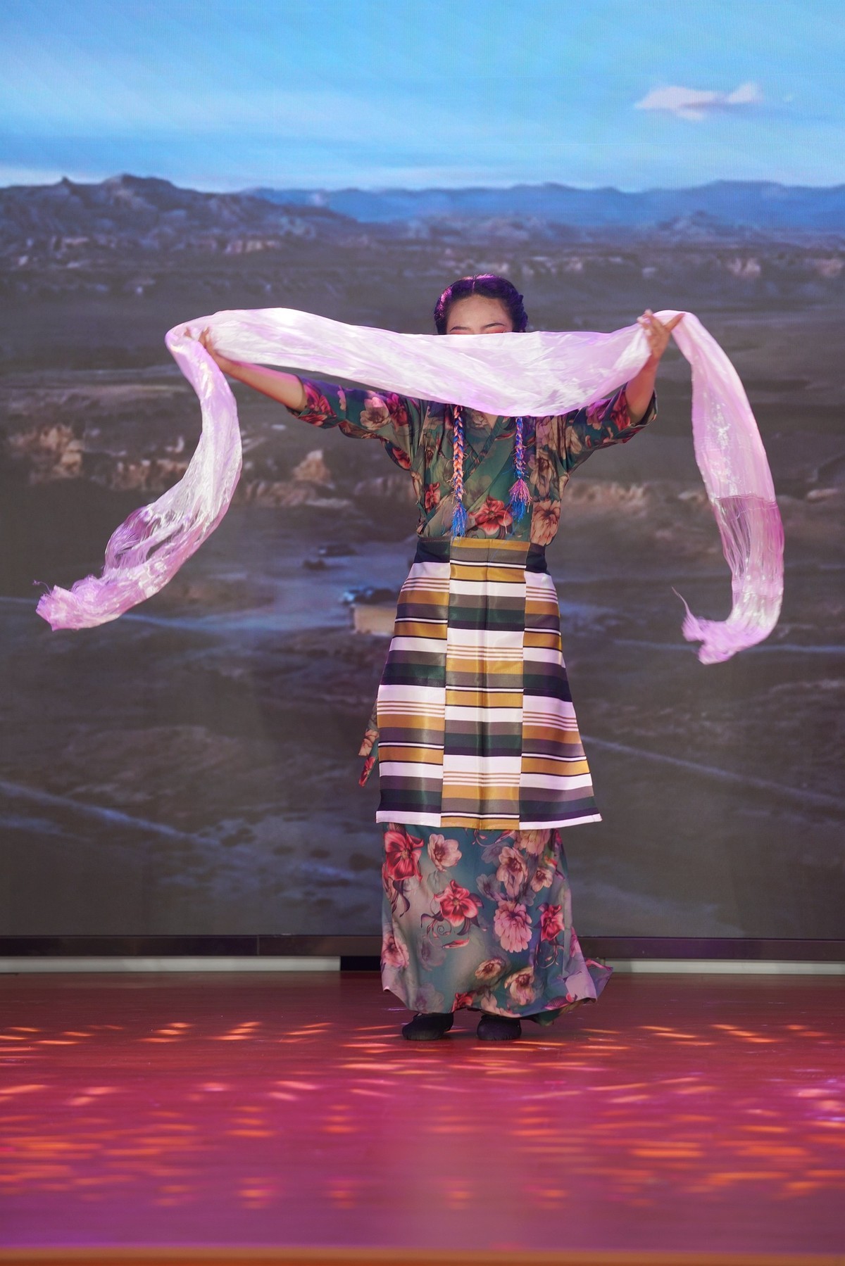 洁白的哈达献给党——一位在内地工作的藏族女孩舞台表演