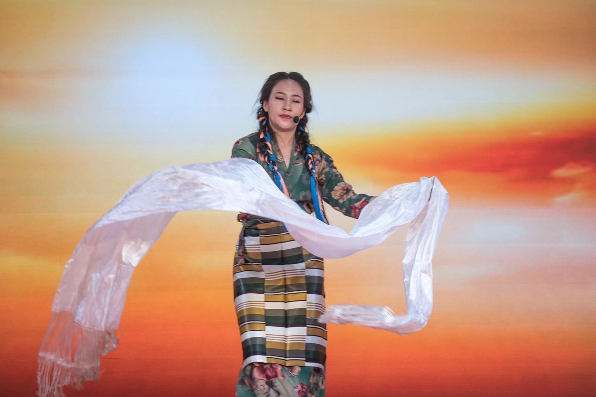 洁白的哈达献给党——一位在内地工作的藏族女孩舞台表演