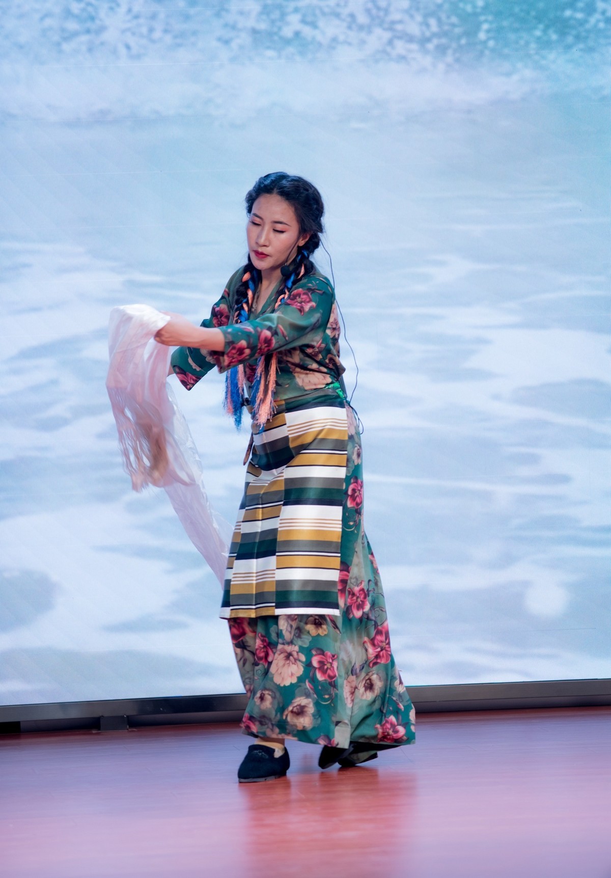 洁白的哈达献给党——一位在内地工作的藏族女孩舞台表演