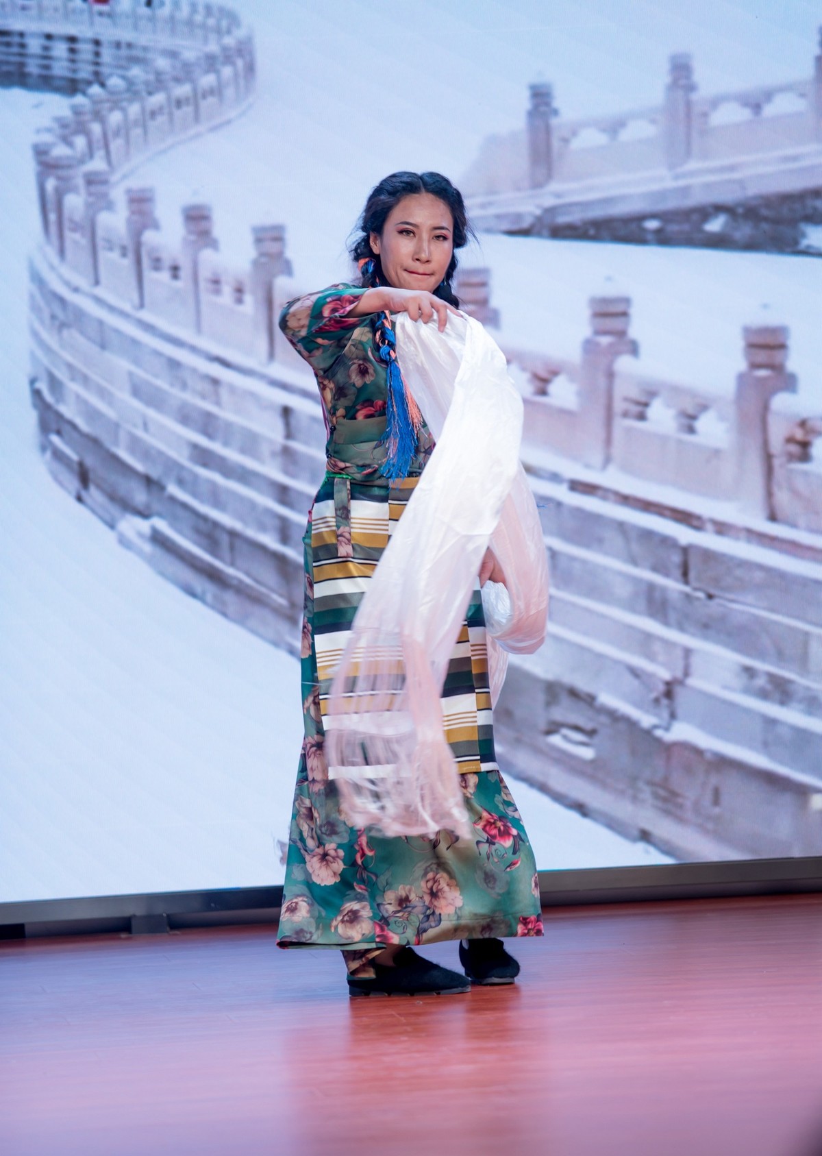 洁白的哈达献给党——一位在内地工作的藏族女孩舞台表演