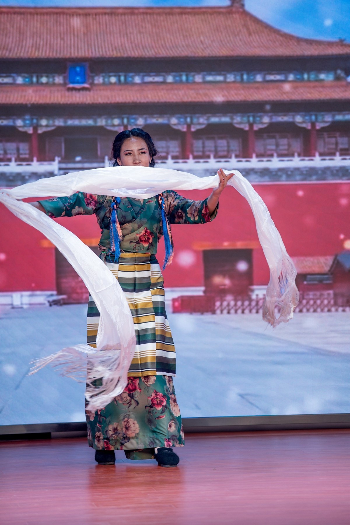 洁白的哈达献给党——一位在内地工作的藏族女孩舞台表演