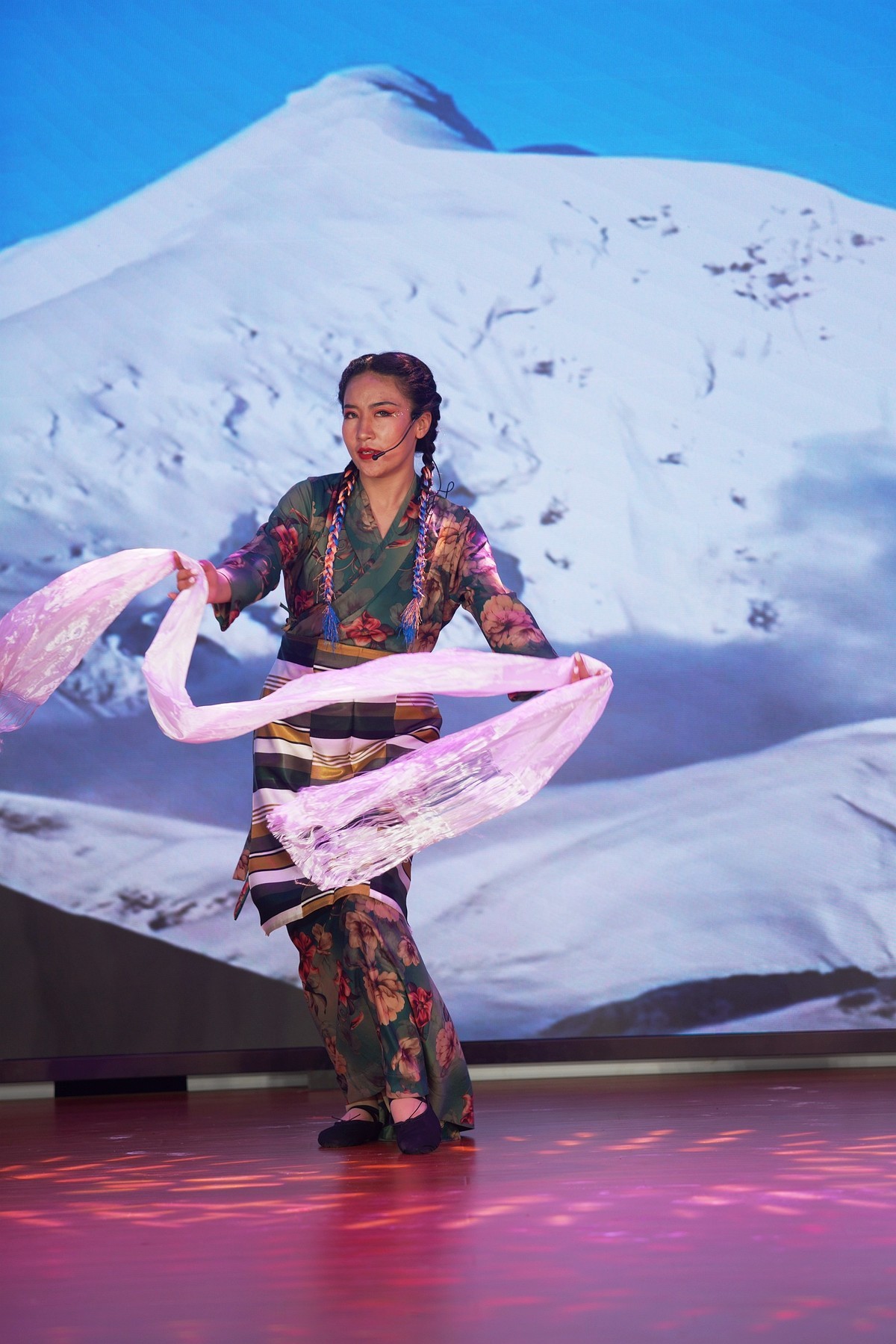 洁白的哈达献给党——一位在内地工作的藏族女孩舞台表演