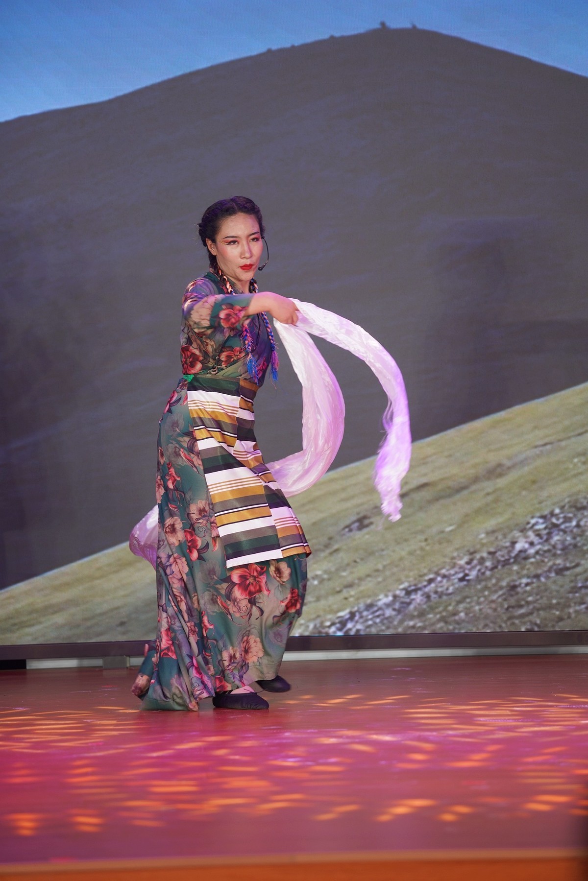 洁白的哈达献给党——一位在内地工作的藏族女孩舞台表演