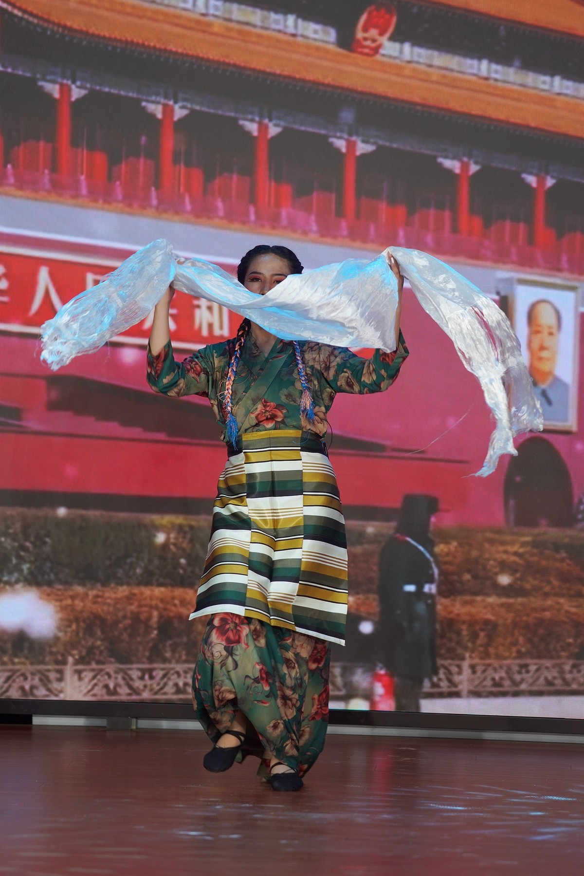 洁白的哈达献给党——一位在内地工作的藏族女孩舞台表演