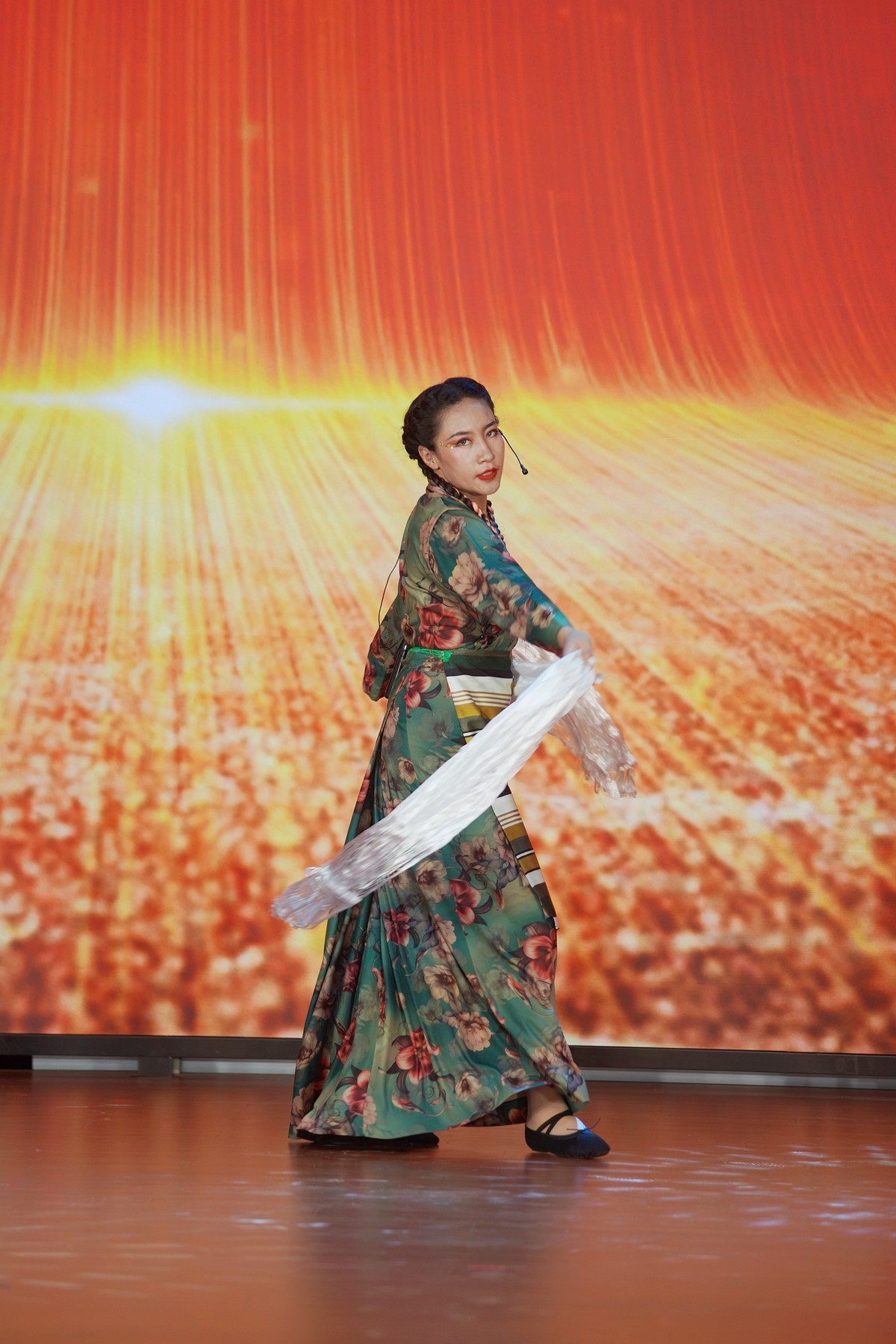 洁白的哈达献给党——一位在内地工作的藏族女孩舞台表演