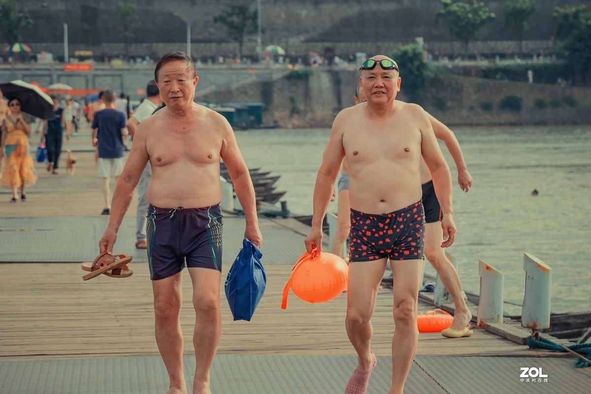 古浮桥游泳降暑的老头们