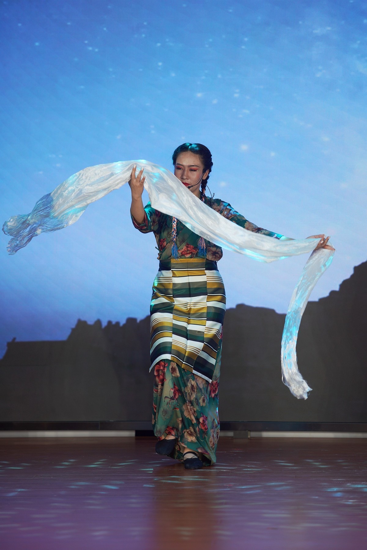 洁白的哈达献给党——一位在内地工作的藏族女孩舞台表演