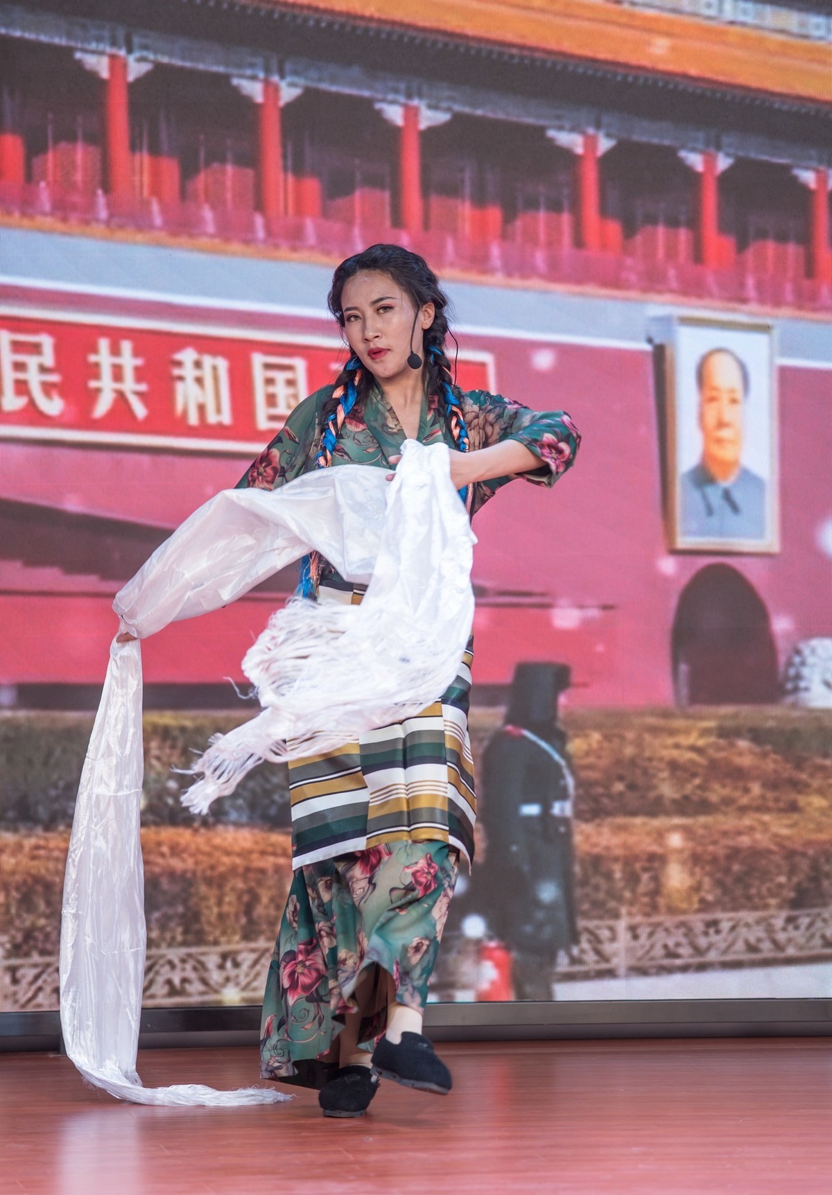 洁白的哈达献给党——一位在内地工作的藏族女孩舞台表演