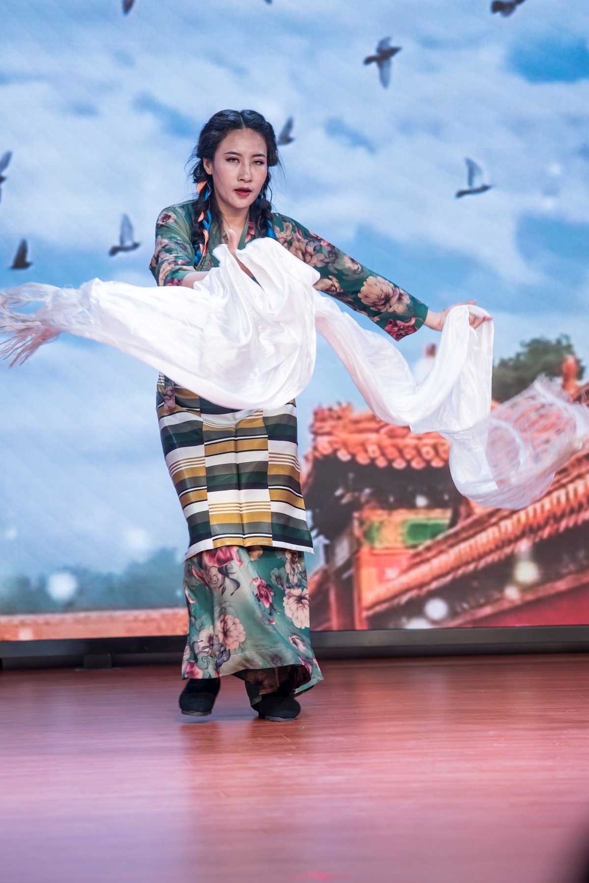 洁白的哈达献给党——一位在内地工作的藏族女孩舞台表演