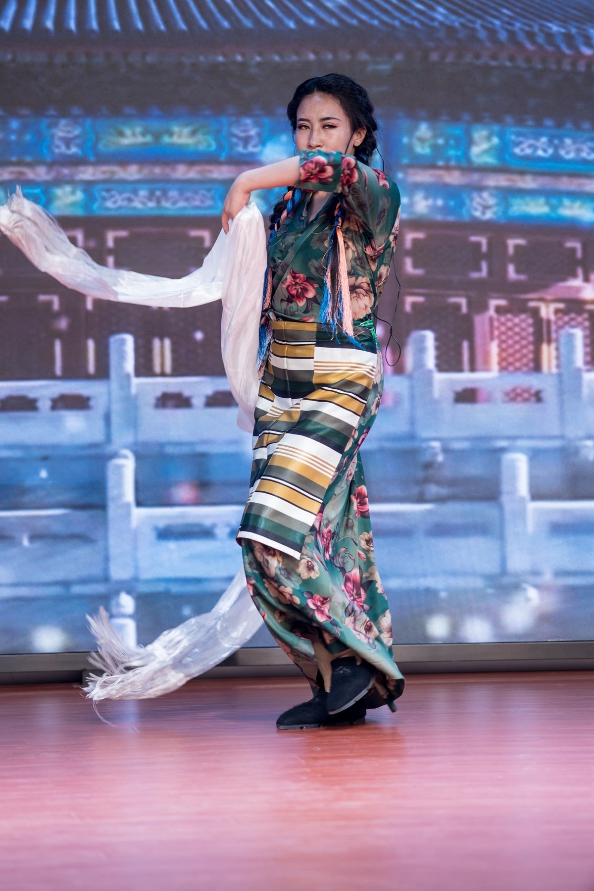 洁白的哈达献给党——一位在内地工作的藏族女孩舞台表演