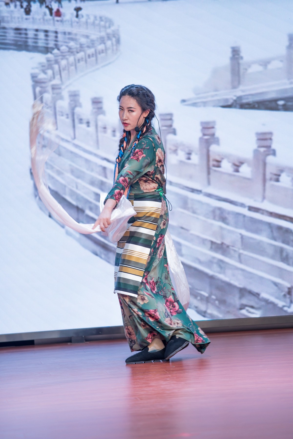 洁白的哈达献给党——一位在内地工作的藏族女孩舞台表演