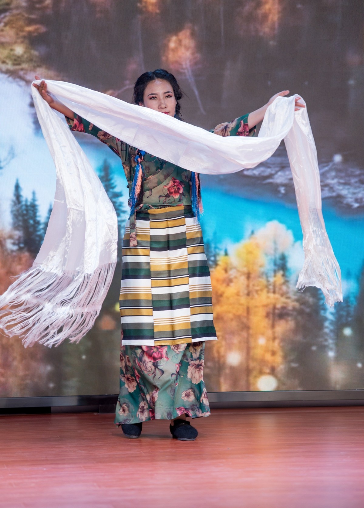 洁白的哈达献给党——一位在内地工作的藏族女孩舞台表演