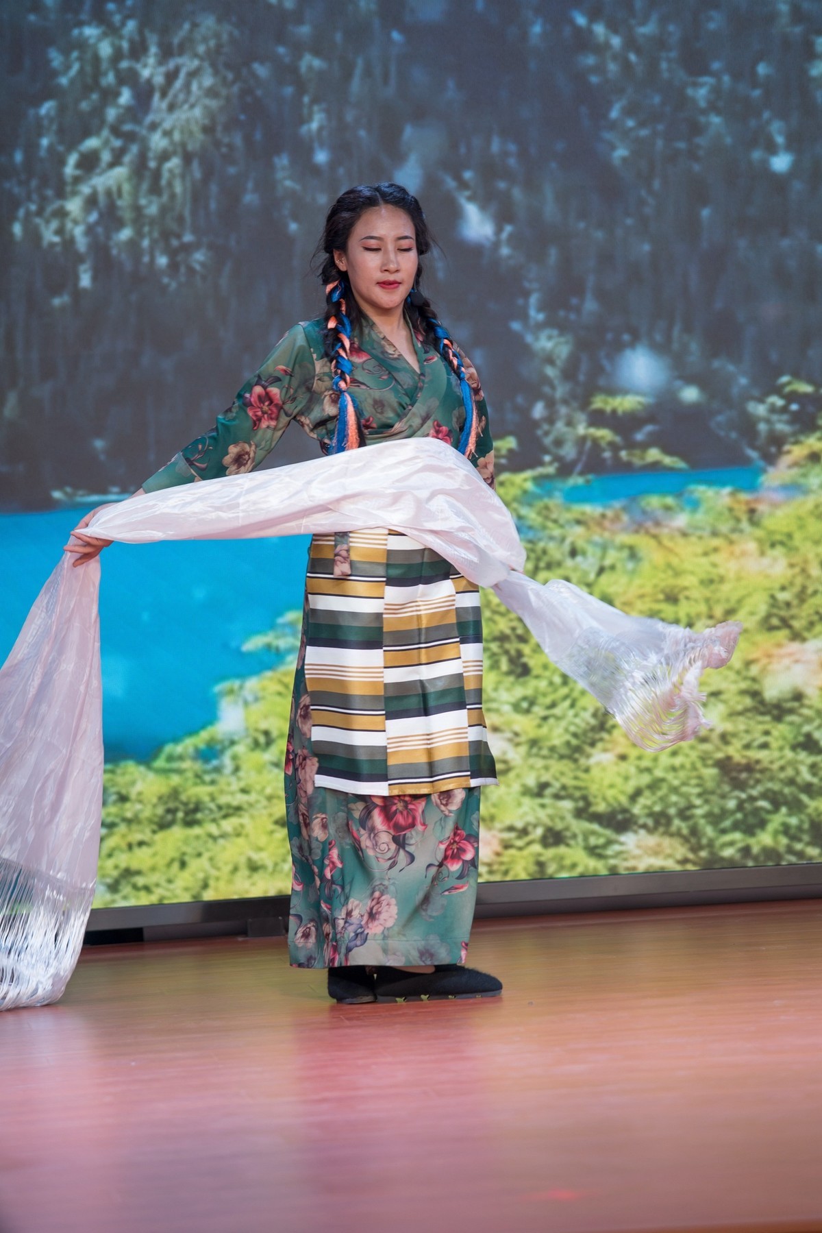 洁白的哈达献给党——一位在内地工作的藏族女孩舞台表演
