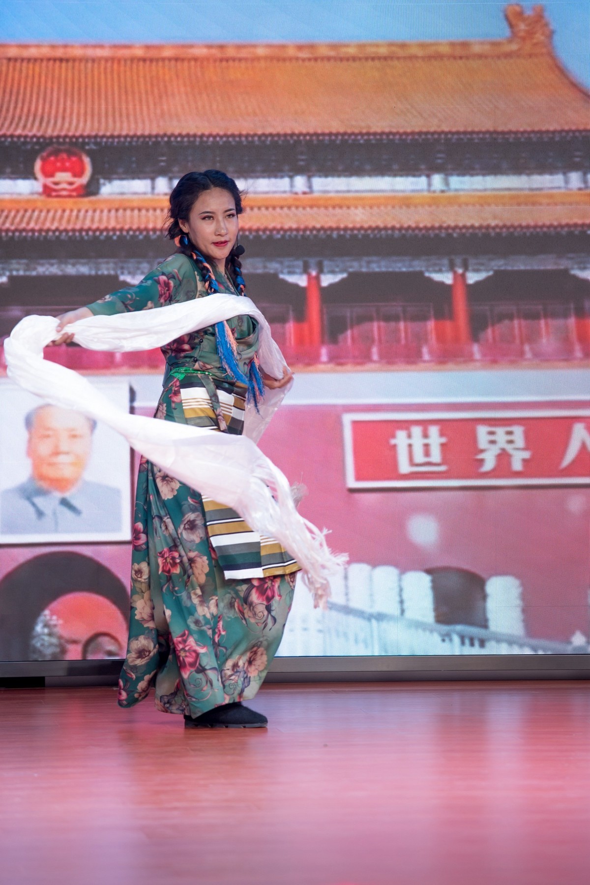 洁白的哈达献给党——一位在内地工作的藏族女孩舞台表演