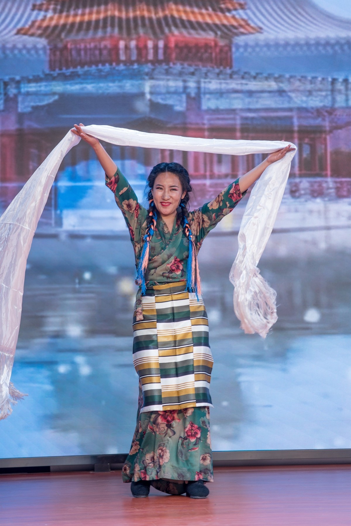 洁白的哈达献给党——一位在内地工作的藏族女孩舞台表演