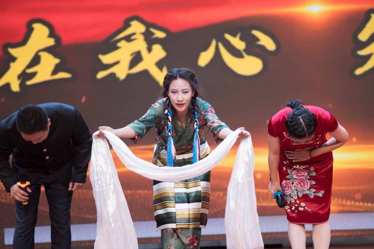 洁白的哈达献给党——一位在内地工作的藏族女孩舞台表演