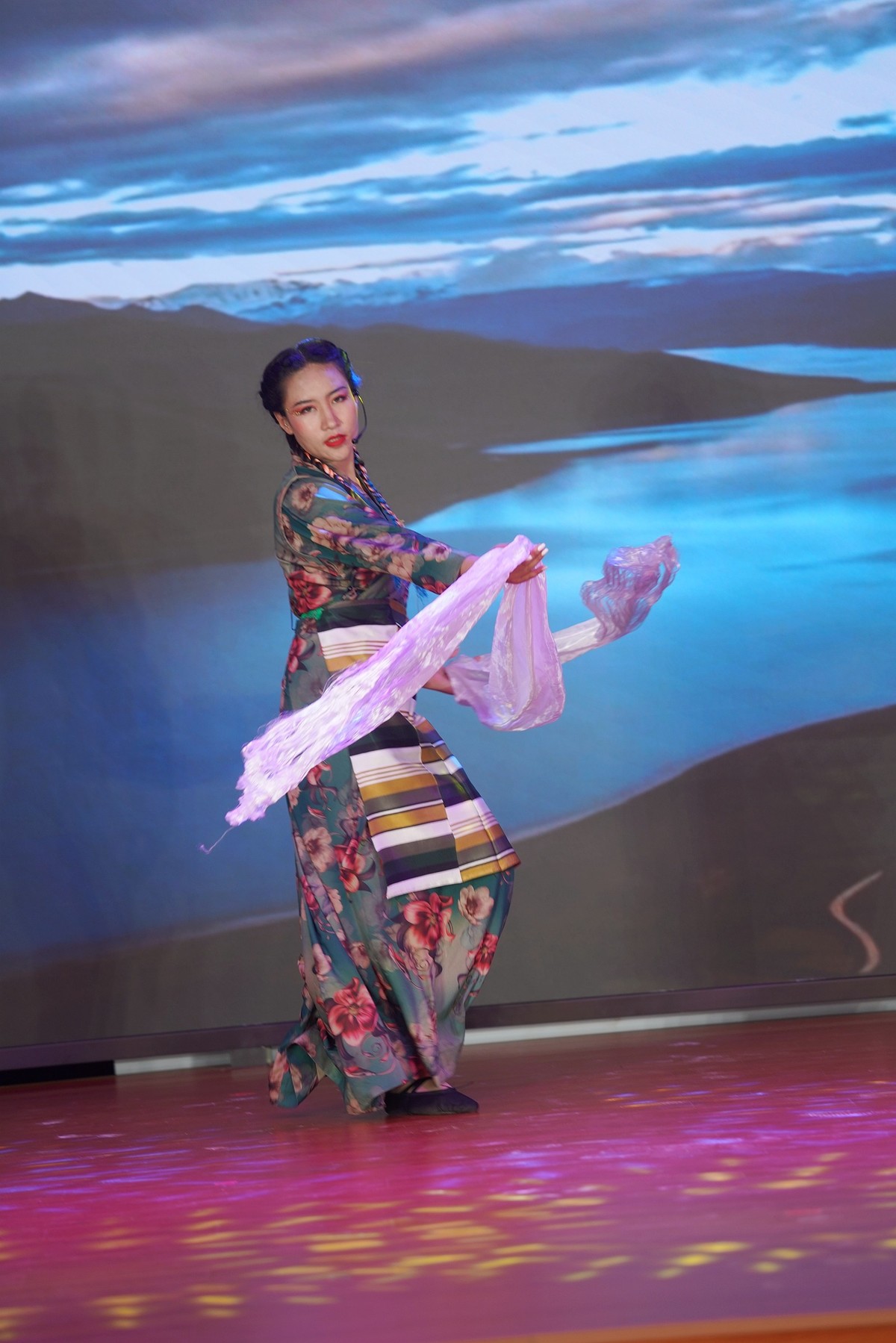 洁白的哈达献给党——一位在内地工作的藏族女孩舞台表演