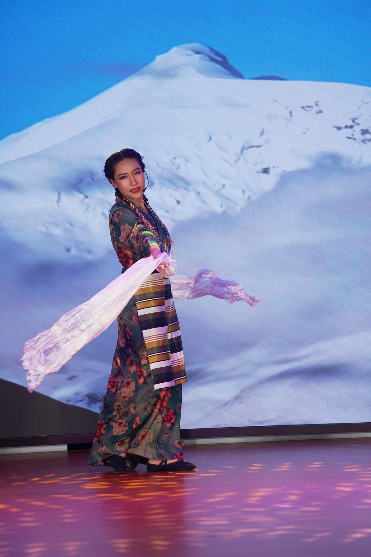 洁白的哈达献给党——一位在内地工作的藏族女孩舞台表演