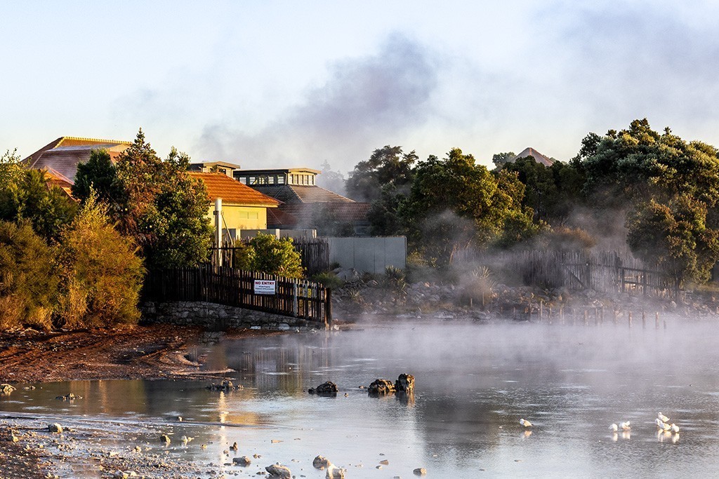 湖光潋滟春色美