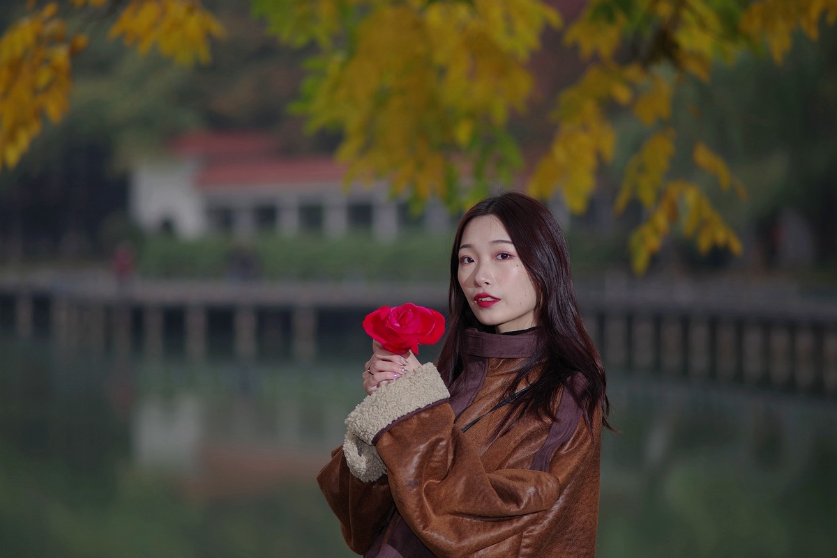 环境人像外拍公园里的鑫婕女孩