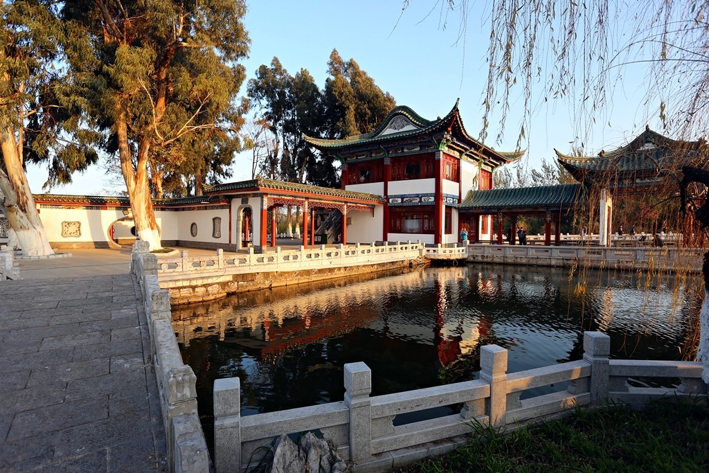 夕陽映照昆明大觀樓公園古建築上