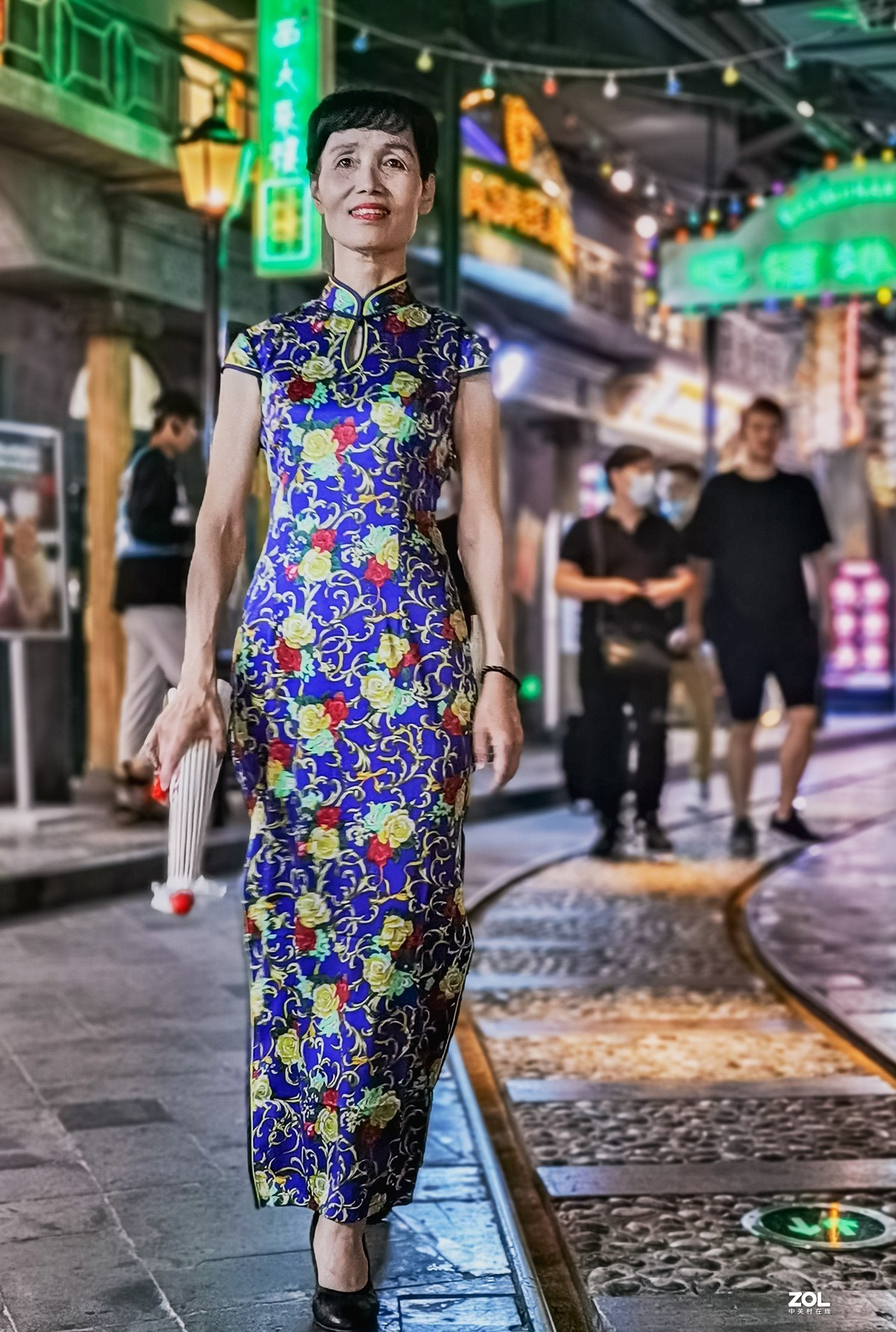 陆家嘴地下弄堂的旗袍阿姨们