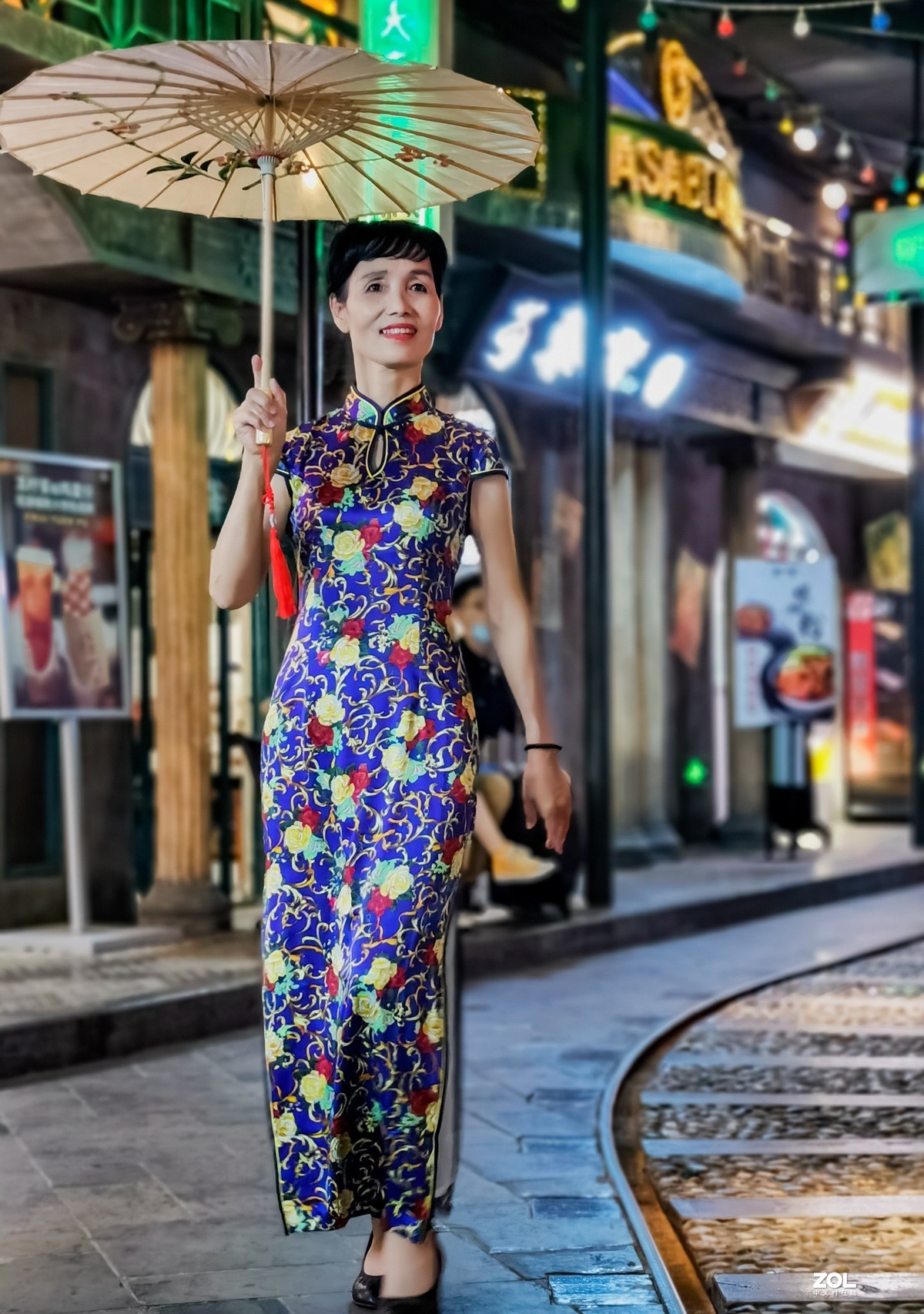 陆家嘴地下弄堂的旗袍阿姨们