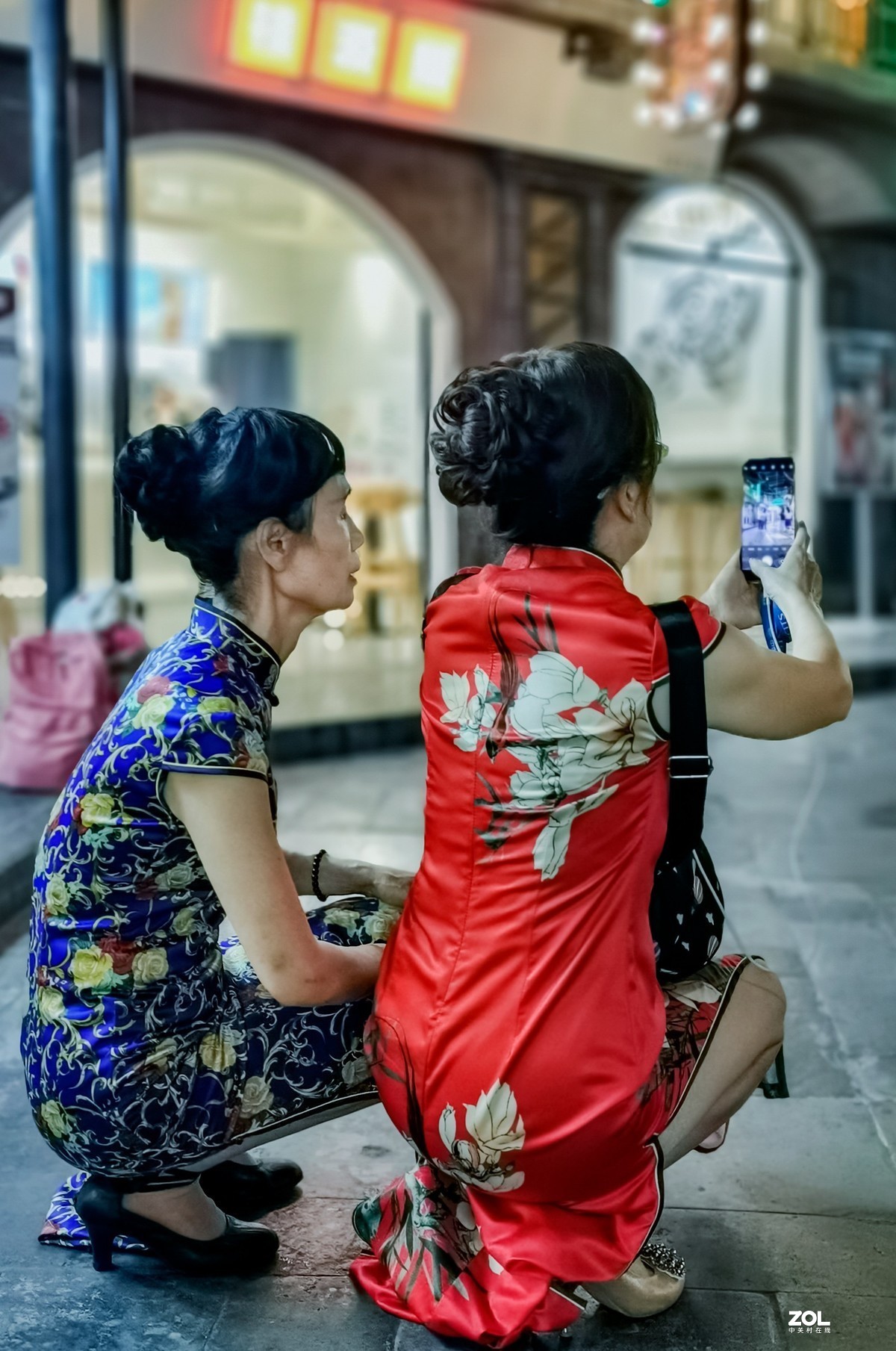 陆家嘴地下弄堂的旗袍阿姨们