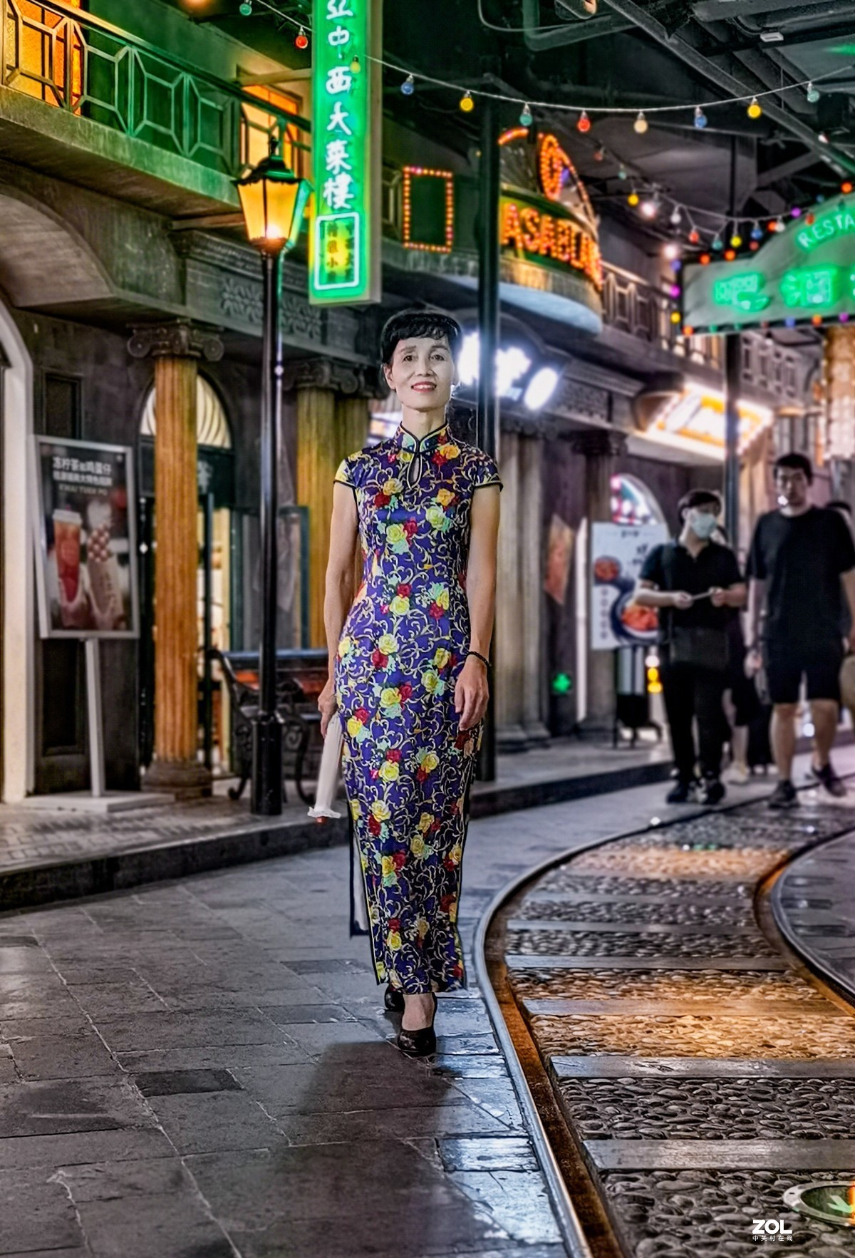 陆家嘴地下弄堂的旗袍阿姨们