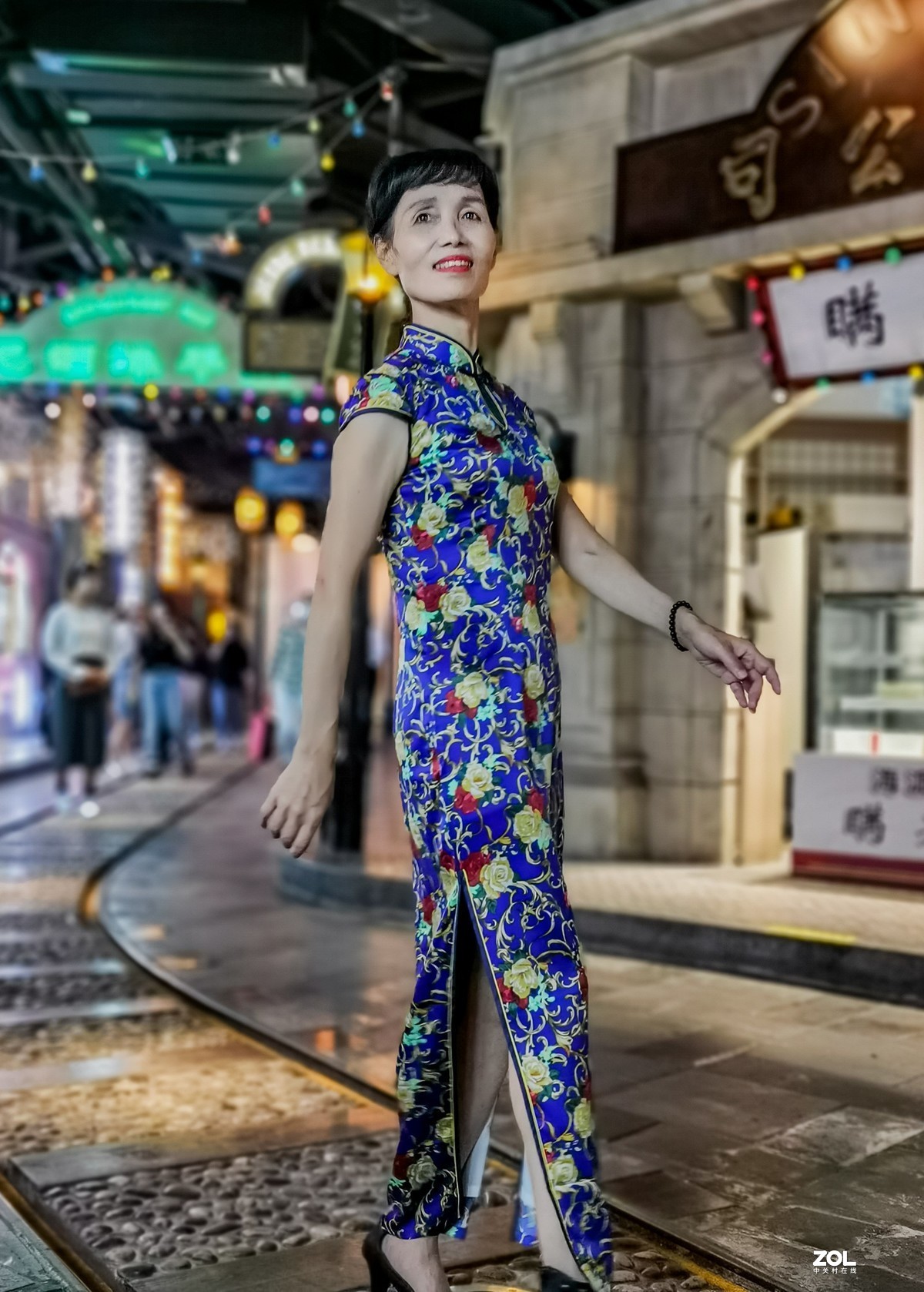 陆家嘴地下弄堂的旗袍阿姨们