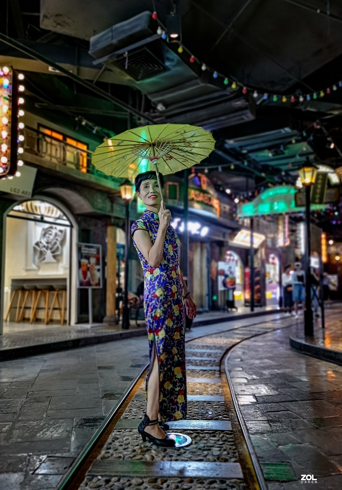 陆家嘴地下弄堂的旗袍阿姨们