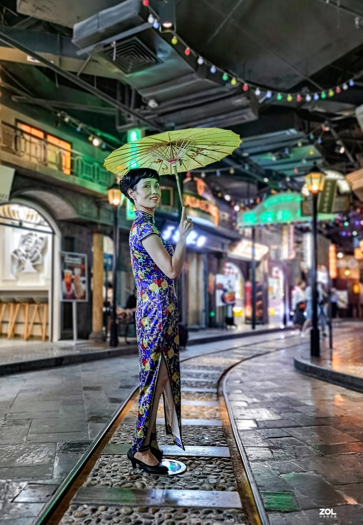 陆家嘴地下弄堂的旗袍阿姨们