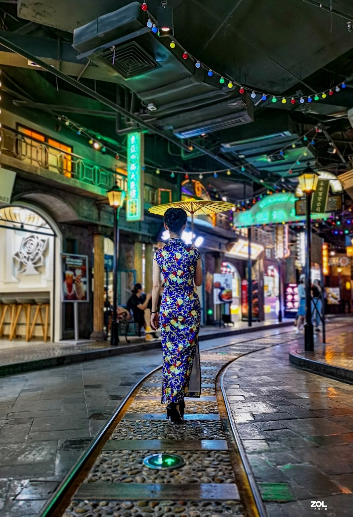 陆家嘴地下弄堂的旗袍阿姨们