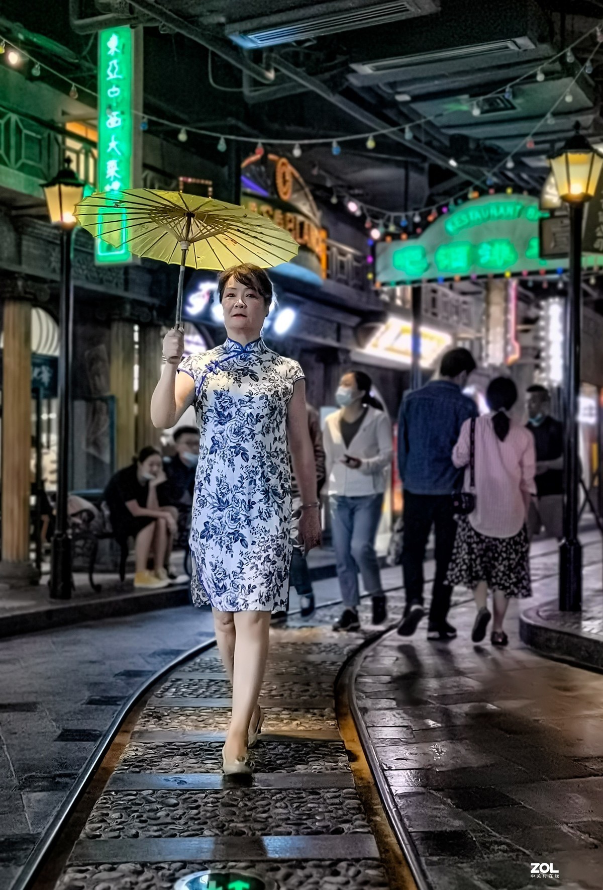 陆家嘴地下弄堂的旗袍阿姨们