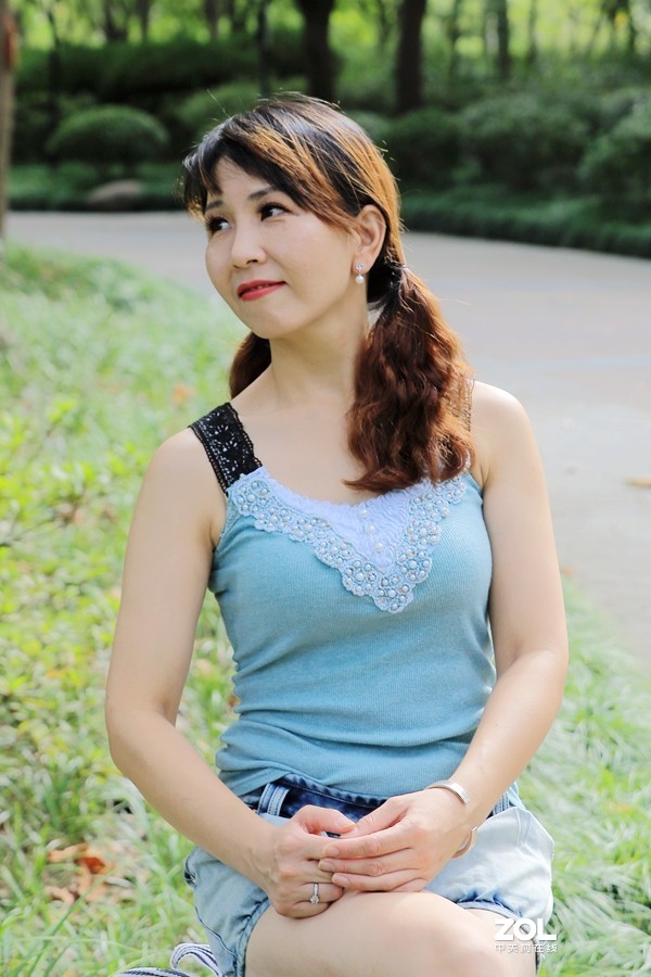 公园里的大妹子