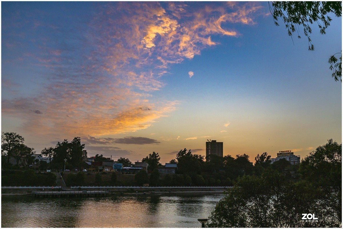 故乡飘过天边的云