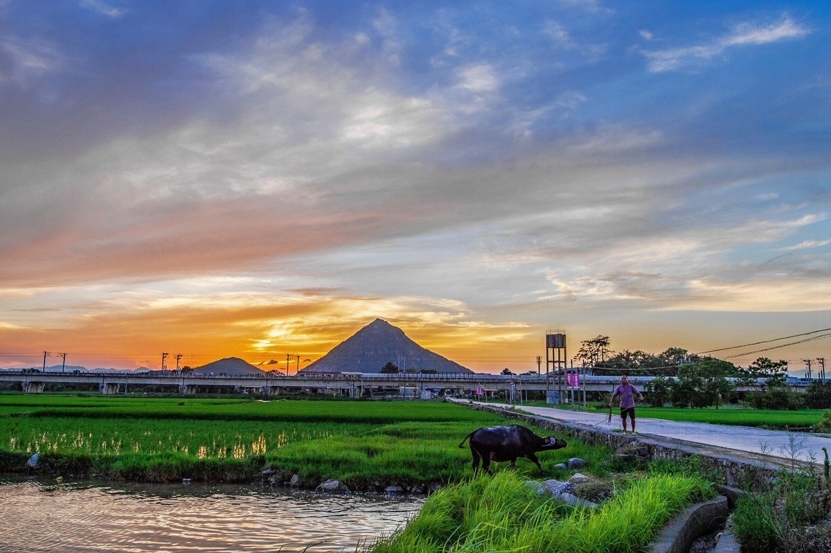 乡村田野黄昏晚霞夕阳风光