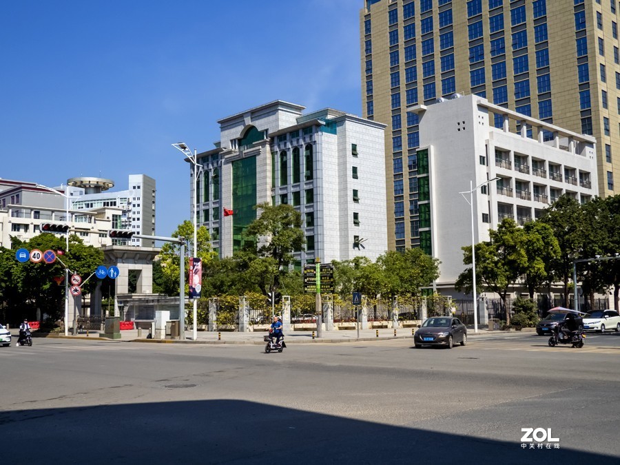 不校正畸变，看着不大顺眼