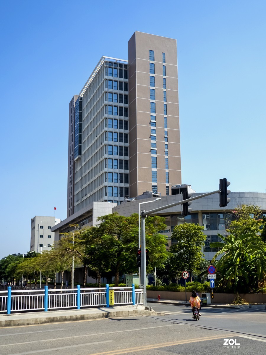 不校正畸变，看着不大顺眼