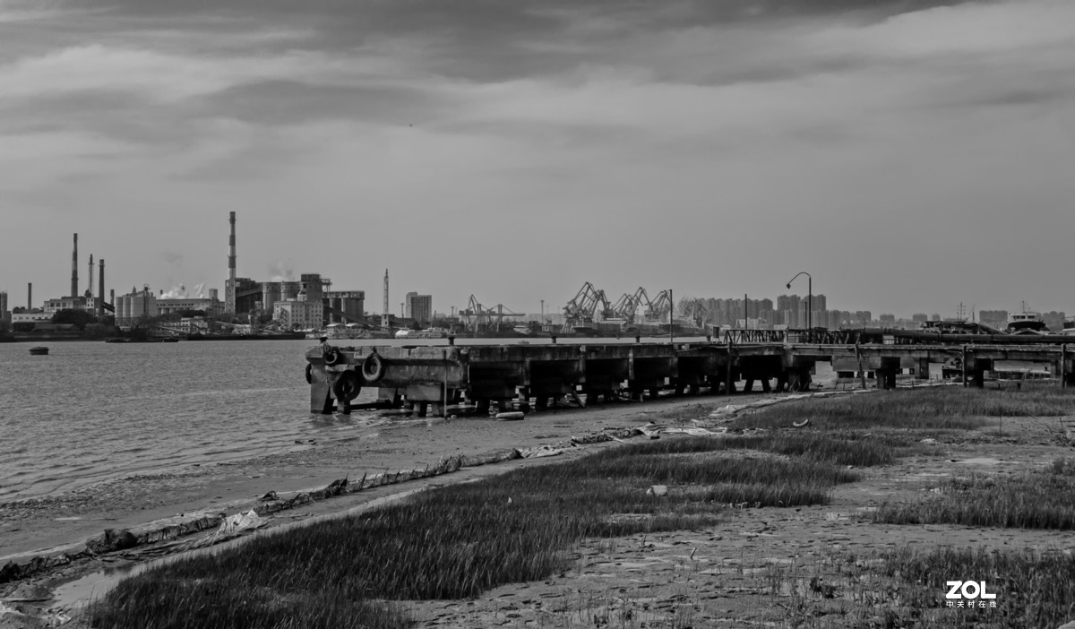 黄浦江边废弃的船码头