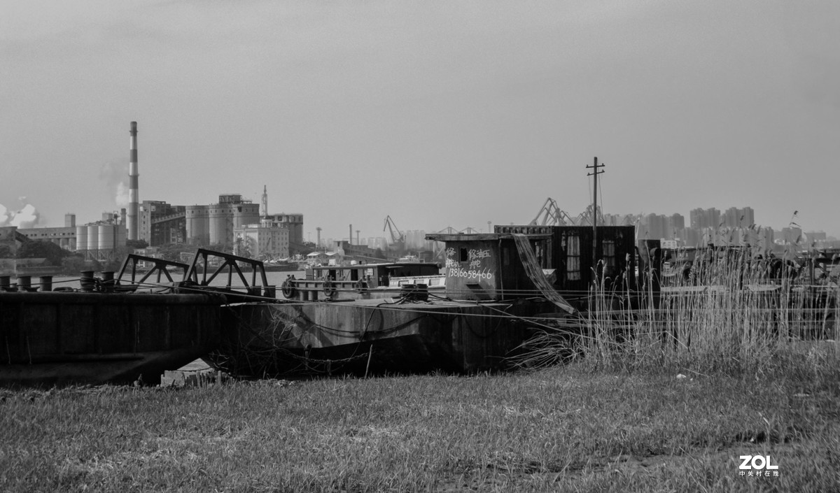 黄浦江边废弃的船码头