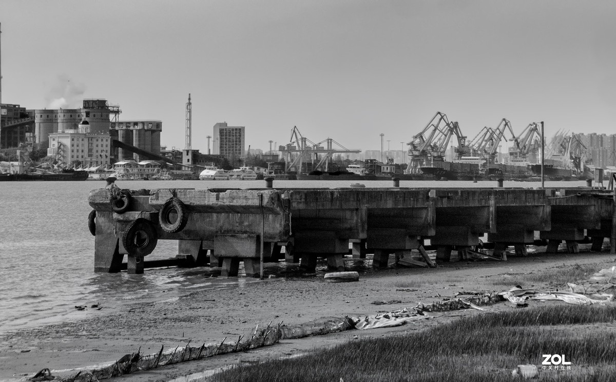 黄浦江边废弃的船码头