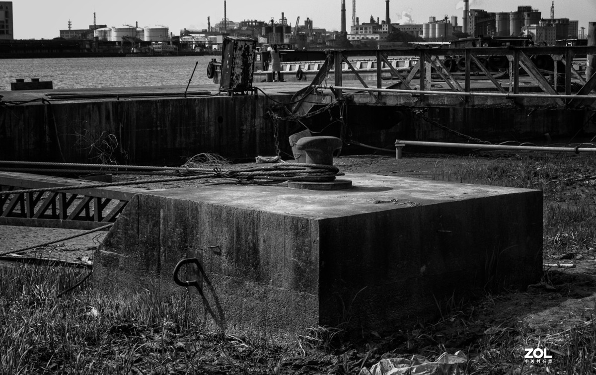 黄浦江边废弃的船码头