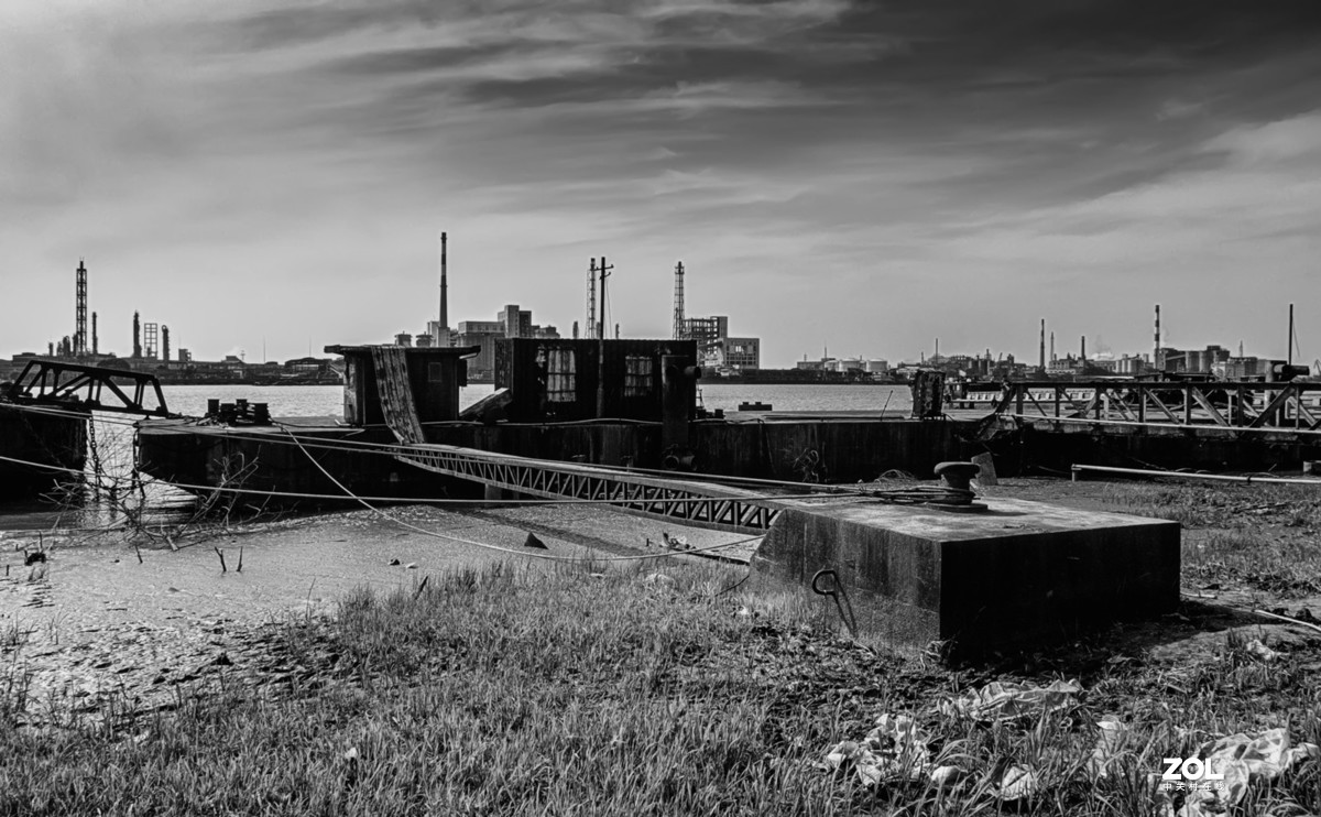 黄浦江边废弃的船码头