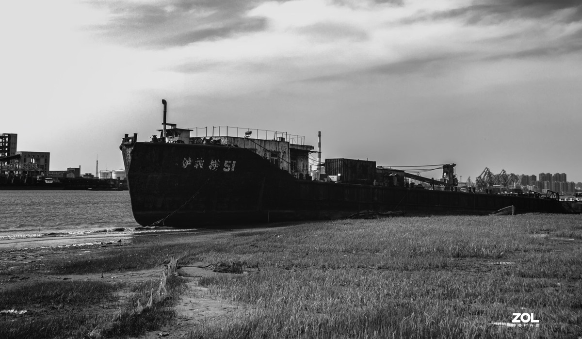 黄浦江边废弃的船码头