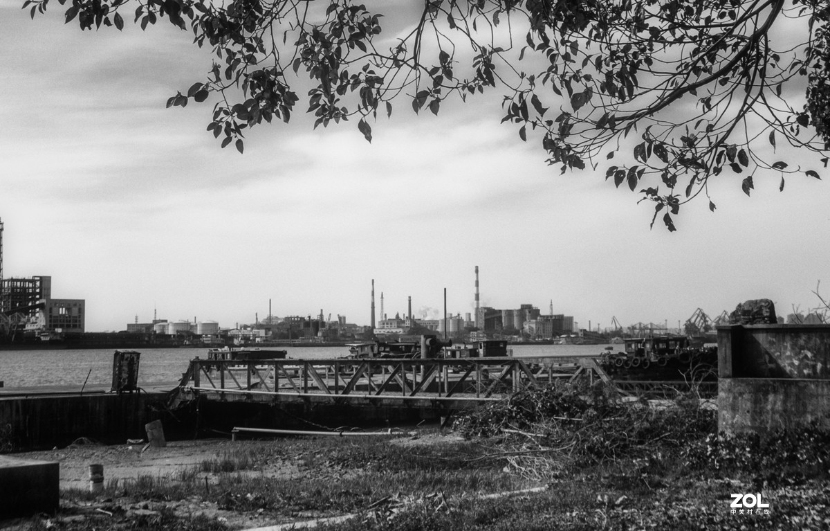 黄浦江边废弃的船码头